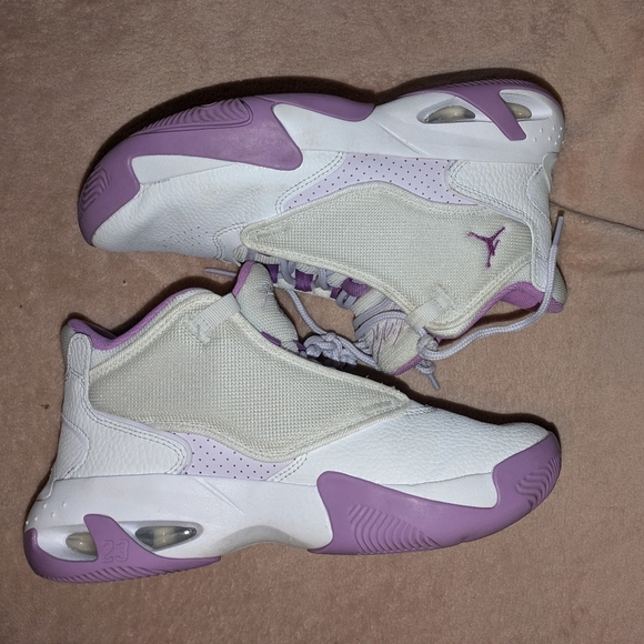Jordan Sneakers Youth Size 5.5 Purple and White Big Kids Girls - Picture 3 of 7
